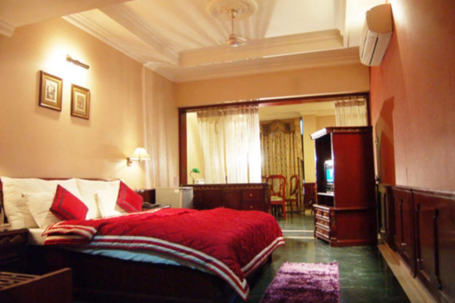Diplomat Residency Hotel Bareilly Esterno foto